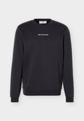 Schwarzes Sweatshirt mit Rundhalsausschnitt und langen Ärmeln, mit dem Schriftzug "MARC O'POLO DENIM" mittig auf der Brust.