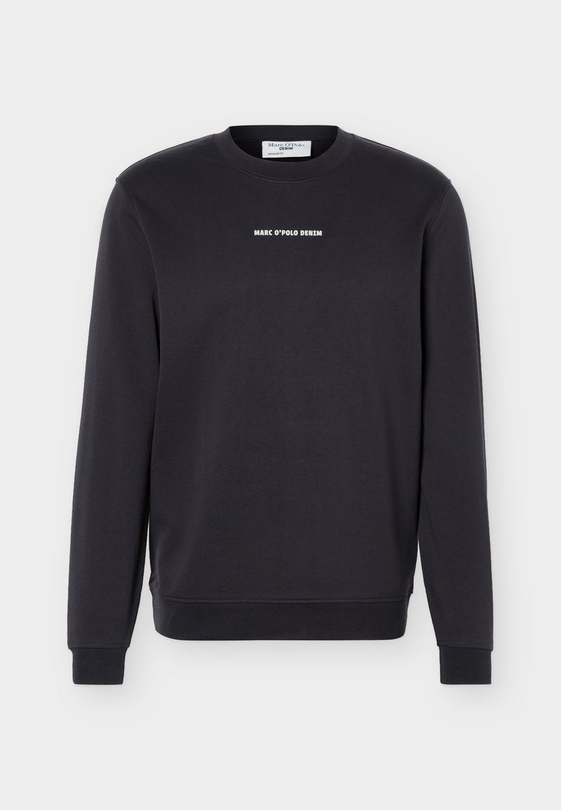 Schwarzes Sweatshirt mit Rundhalsausschnitt und langen Ärmeln, mit dem Schriftzug "MARC O'POLO DENIM" mittig auf der Brust.