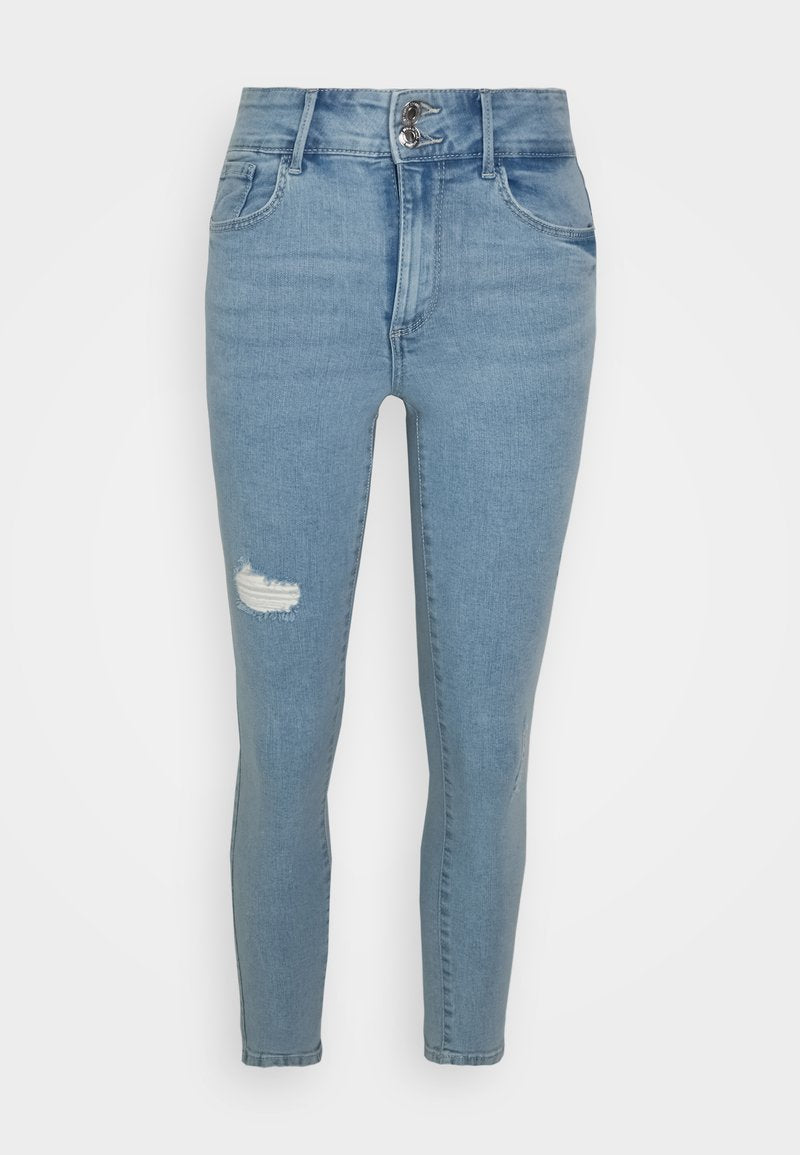 Hellblaue Denim-Jeans mit hohem Bund, die über einen vorderen Knopfverschluss, fünf Taschen und ein ausgefranstes Knie-Detail verfügen.