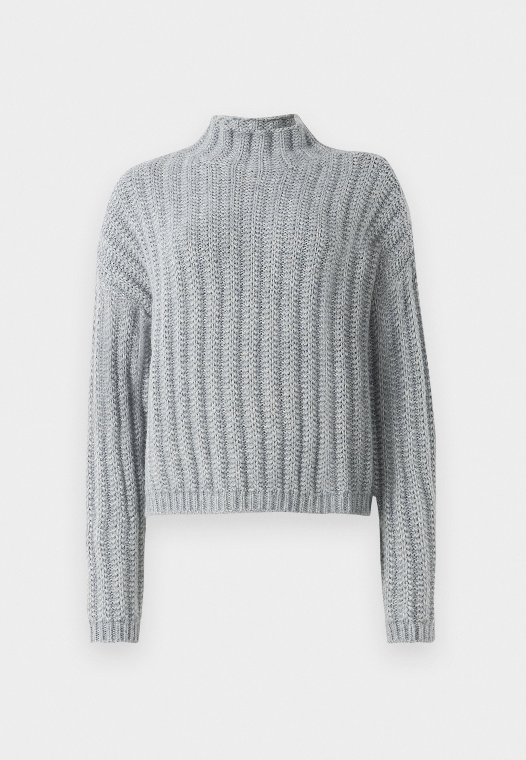 Helles graues, grob gestricktes Sweatshirt mit Rippmuster, Stehkragen, langen Ärmeln und einem leicht verkürzten Schnitt.