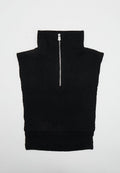 Schwarzer gestrickter ärmelloser Rollkragenpullover mit einem halben silbernen Reißverschluss vorne, am unteren Rand umgeschlagen.