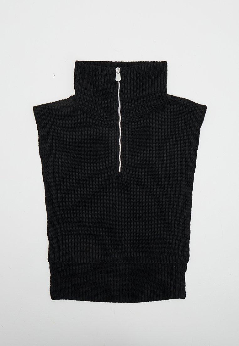 Schwarzer gestrickter ärmelloser Rollkragenpullover mit einem halben silbernen Reißverschluss vorne, am unteren Rand umgeschlagen.
