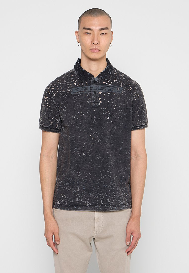 Schwarzes Poloshirt mit einem gesprenkelten Muster, Knopfkragen und einem horizontalen Logopatch auf der Brust. Kurzärmlig, lockere Passform.