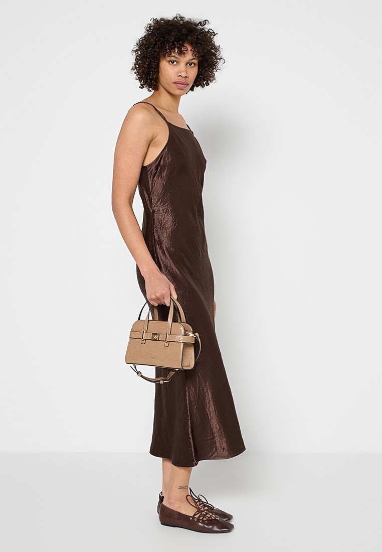 Dune London DELINEATE