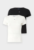 Zwei kurzärmlige T-Shirts übereinander gestapelt, eines in Schwarz und eines in Weiß, mit einer gerippten Textur und einem kleinen Logo auf der Brust.