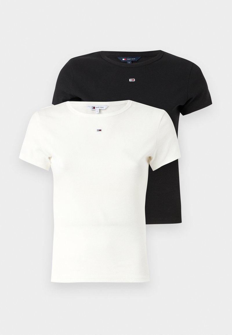 Zwei kurzärmlige T-Shirts übereinander gestapelt, eines in Schwarz und eines in Weiß, mit einer gerippten Textur und einem kleinen Logo auf der Brust.