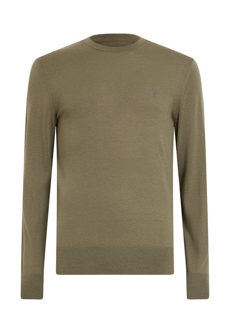 Olivenfarbener Pullover mit langen Ärmeln, rundem Halsausschnitt, gerippten Bündchen und Saum, hergestellt aus weichem Strickmaterial, mit einem kleinen Logo auf der Brust.