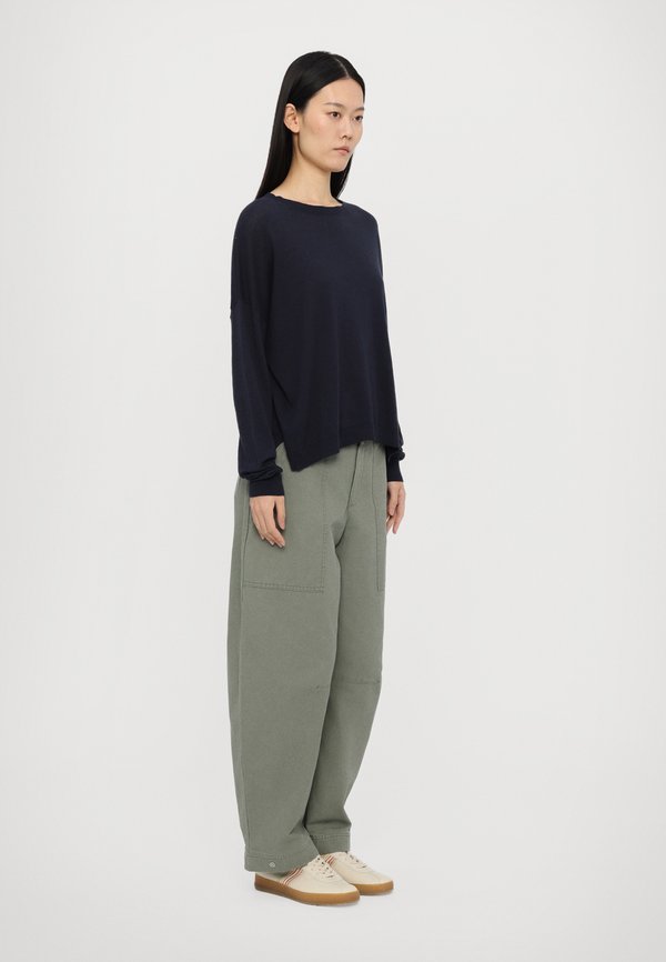 CLOSED CREW NECK LONG SLEEVE