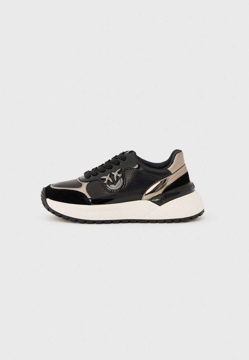 Schwarzer Sneaker mit glänzenden Einsätzen und strukturierten Akzenten, ausgestattet mit einer weißen Zwischensohle und einem Schnürdesign. Enthält metallische Details an den Seiten.