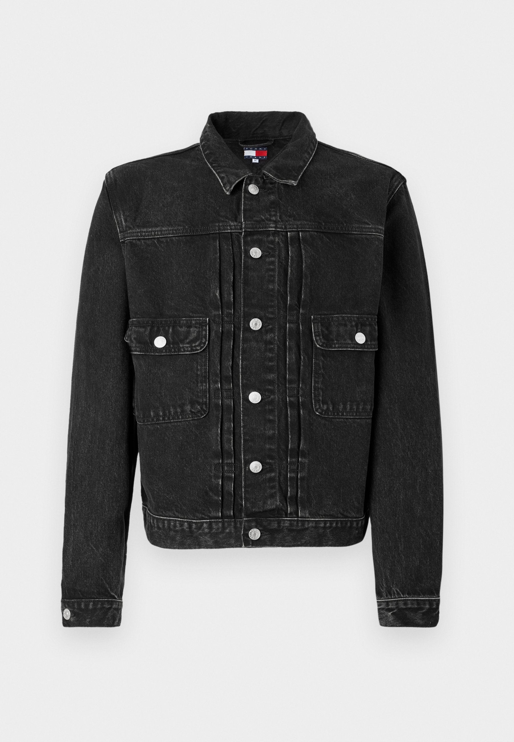 Schwarze Denimjacke mit durchgehender Knopfleiste, zwei Brusttaschen und klassischem Kragen. Sie hat eine leicht abgenutzte Textur und eine taillierte Passform.