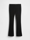 Schwarze, ausgestellte Hose aus glattem Stoff mit mittelhohem Bund, Seitentaschen und einem sauberen vorderen Nahtdesign.
