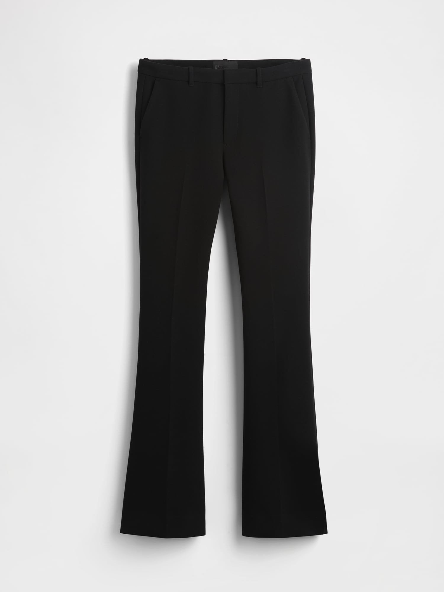 Schwarze, ausgestellte Hose aus glattem Stoff mit mittelhohem Bund, Seitentaschen und einem sauberen vorderen Nahtdesign.