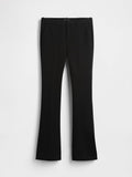 Schwarze, ausgestellte Hose aus glattem Stoff mit mittelhohem Bund, Seitentaschen und einem sauberen vorderen Nahtdesign.