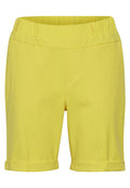 Gelbe Shorts mit elastischem Bund, mit umgeschlagenen Säumen und glatter Stofftextur, entworfen für Komfort und einfache Tragbarkeit.