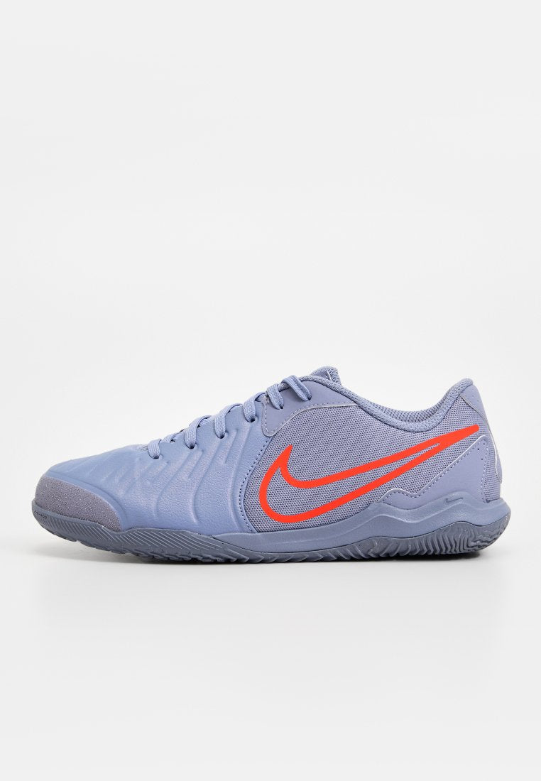 Hellviolette Sportschuhe mit strukturiertem synthetischem Obermaterial, auffälligem rotem Nike-Swoosh, gepolstertem Kragen und Gummiaußensohle.