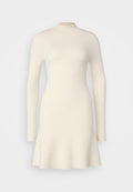 Strickkleid mit langen Ärmeln in Off-White, hohem Ausschnitt und ausgestelltem Saum, das eine glatte Textur und einen taillierten Oberkörper aufweist.