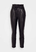 Schwarze Lederimitat-Hosen mit hoher Taille, ausgestattet mit vorderen Falten und einem abnehmbaren Bindegürtel. Glatte Textur mit einer figurbetonten Beinsilhouette.