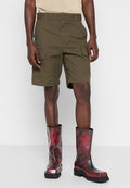 Khakifarbene Cargo-Shorts mit zwei großen Seitentaschen, mit geradem Schnitt und flachem Bund, kombiniert mit kniehohen rot-schwarzen Stiefeln.