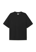 Schwarzes übergroßes T-Shirt aus Baumwolle mit Rundhalsausschnitt und kurzen Ärmeln. Glatte Textur ohne sichtbare Muster oder Akzente.