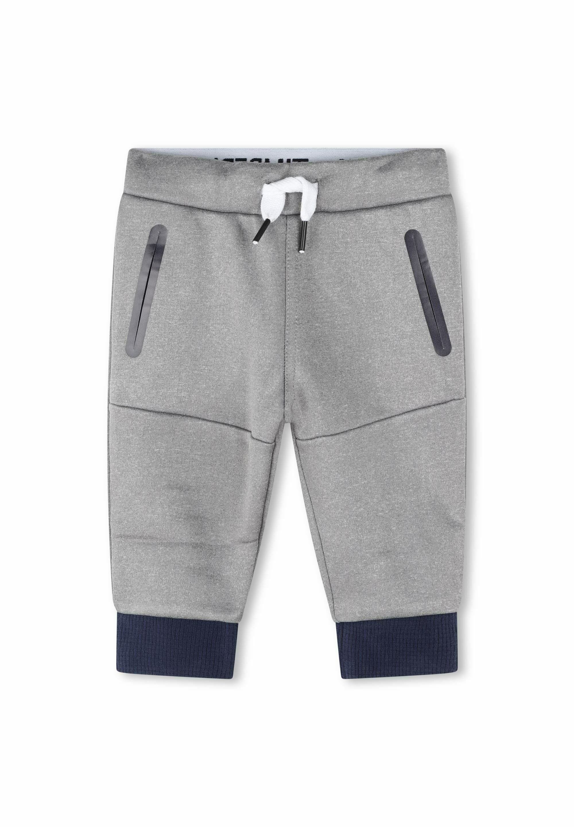 Graue Jogginghose mit elastischem Bund und weißem Kordelzug. Verfügt über zwei Seitentaschen mit schwarzen Akzenten und marineblauen gerippten Bündchen.