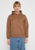 Braun Kapuzenpullover mit einer Fronttasche, ausgestattet mit einem strukturierten Logo über der Brust, aus einem weichen, glatten Material gefertigt.