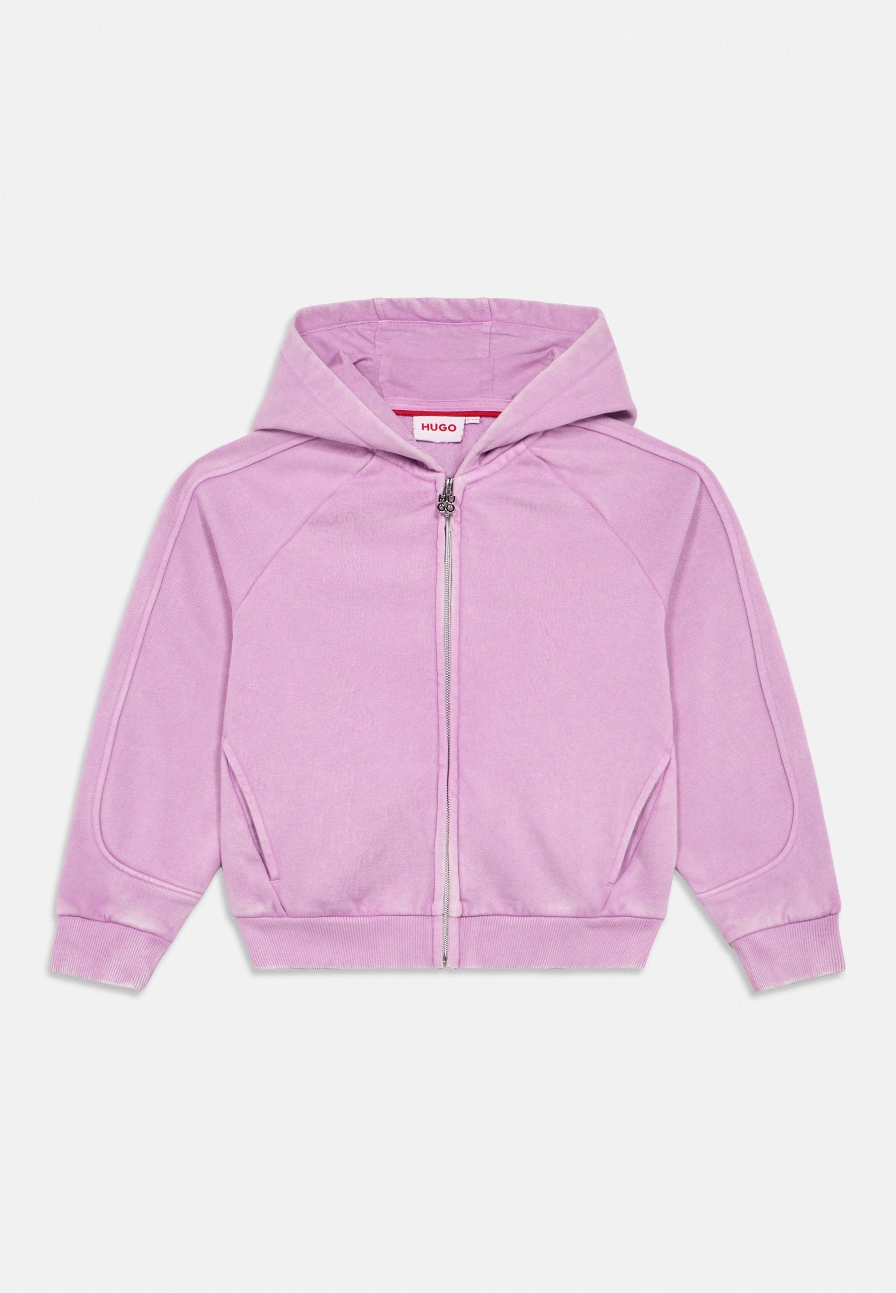 Hellviolette Zip-up-Kapuzenjacke mit weicher Textur, Raglanärmeln, Fronttaschen und Kapuze. Verfügt über einen silbernen Reißverschluss und ein Markenetikett innen.