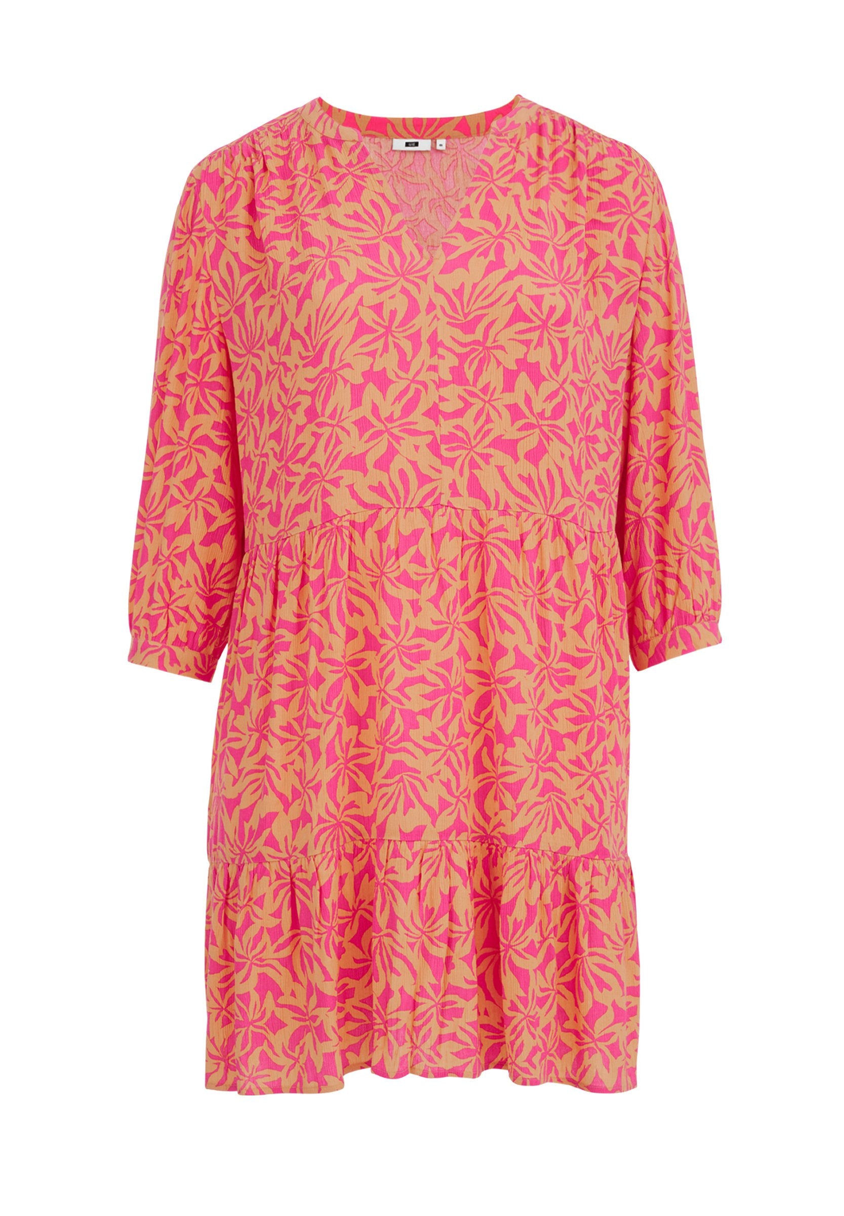 Rosa Blumenkleid mit langen Ärmeln, V-Ausschnitt, gestuften Design und einem leichten Stoff, der ein Blattmuster in dunklerem Rosa und gelben Akzenten aufweist.