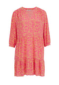 Rosa Blumenkleid mit langen Ärmeln, V-Ausschnitt, gestuften Design und einem leichten Stoff, der ein Blattmuster in dunklerem Rosa und gelben Akzenten aufweist.