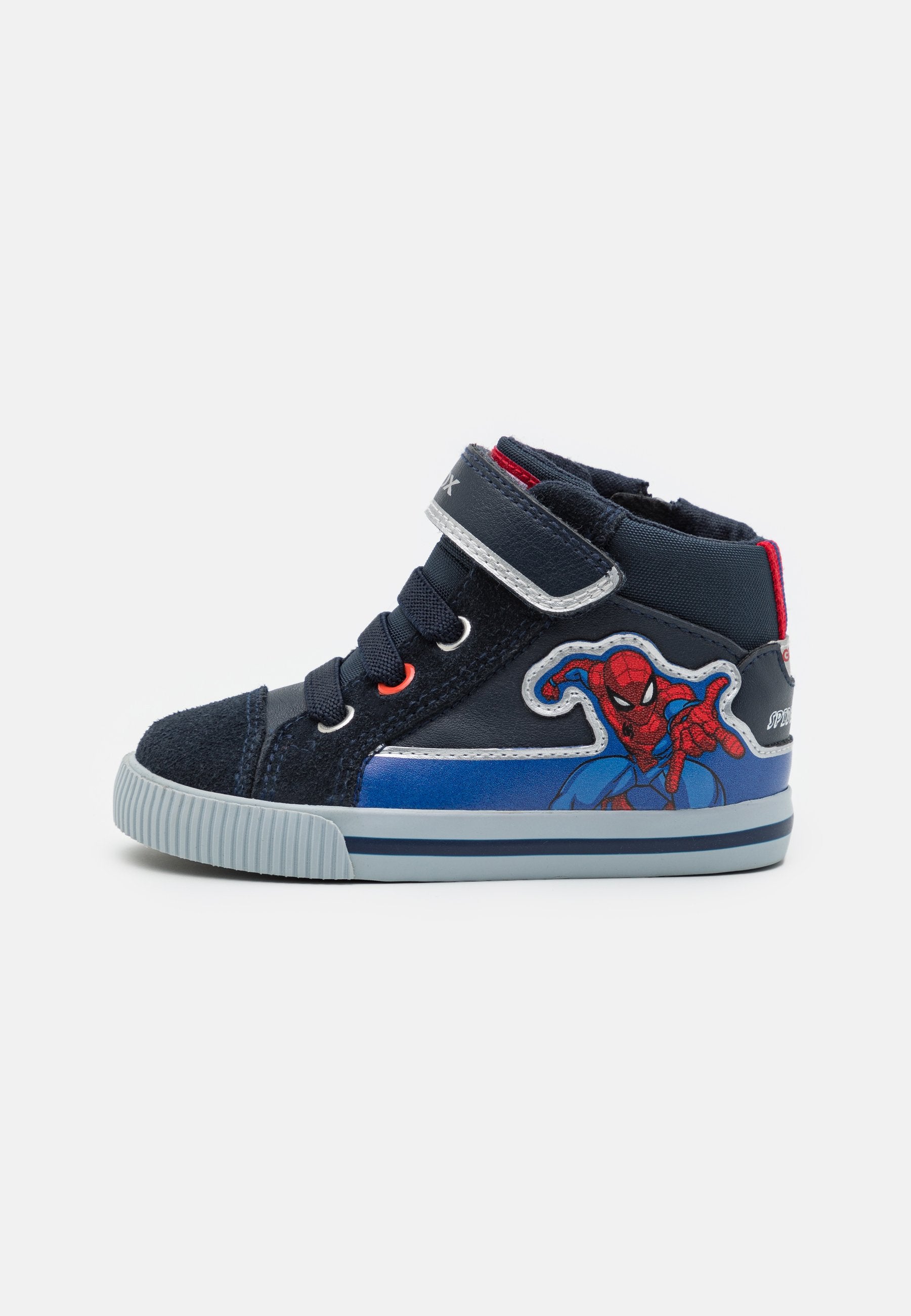 Marineblaue High-Top-Sneaker mit einem Obermaterial aus Wildleder, Stoffakzenten, einem Klettverschluss und einem Spider-Man-Graphic auf der Seite. Gummisohle mit Rillen.