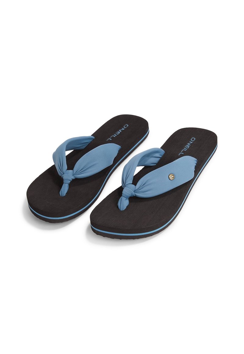 Blaue Stoffflip-Flops mit geknoteten Riemen, schwarzem strukturiertem Fußbett und hellblauem Außensohlenakzent. Mit einem kleinen kreisförmigen Logodetail.