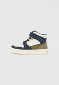 Hohe Sneaker aus einer Mischung aus marineblauem, weißem, beigem und olivgrünem Wildleder. Mit einem Klettverschluss, Schnürung vorne und durchlochten Details.