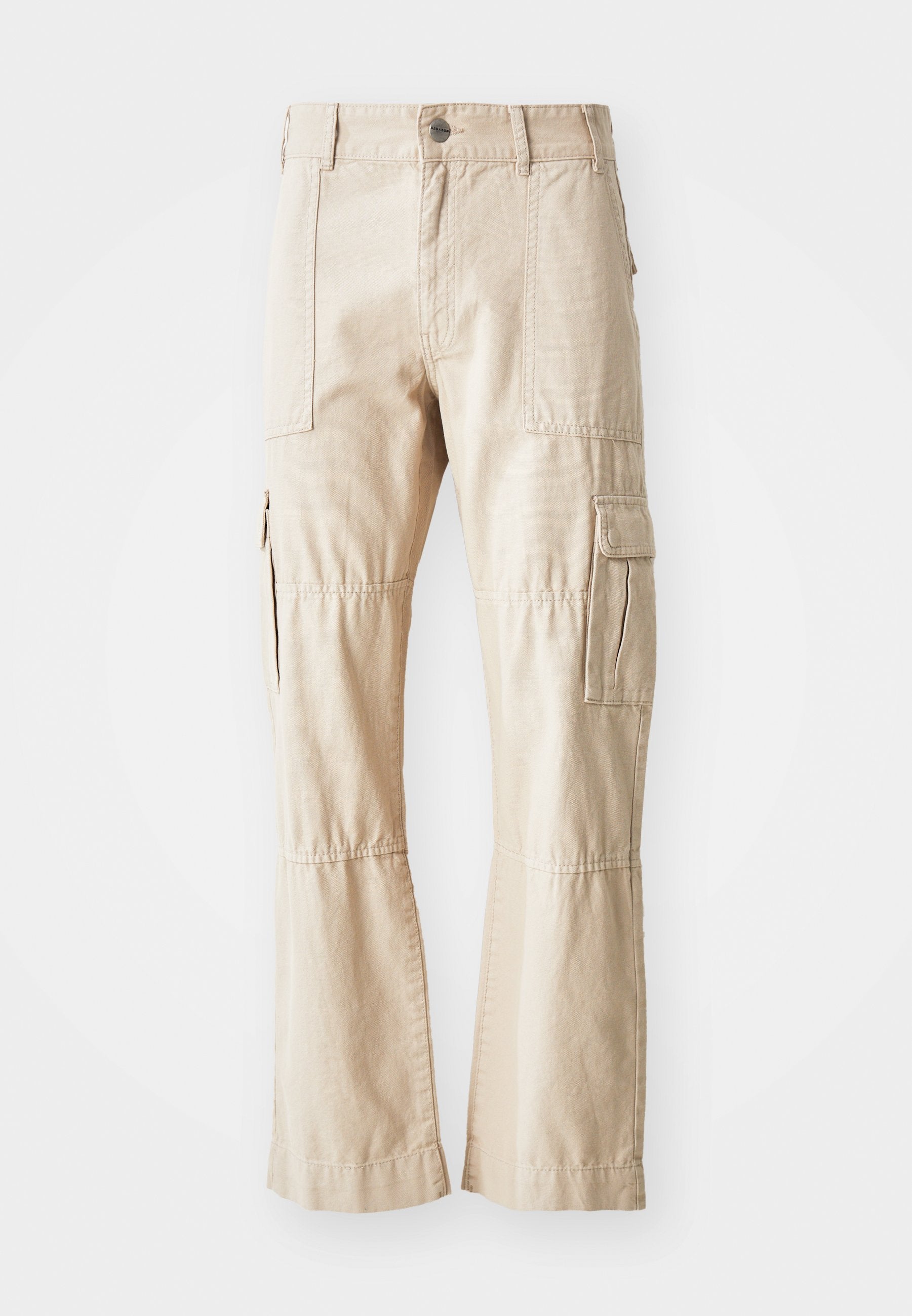 Beige Cargo-Hosen aus strapazierfähiger Baumwolle, mit mehreren Taschen, geradem Bein und sichtbaren Nähdetails.