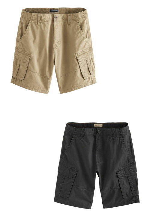 Khaki- und schwarze Cargo-Shorts, beide mit mehreren Taschen, Gürtelschlaufen und einem lässigen Schnitt, aus strapazierfähigem Baumwollmischgewebe gefertigt.