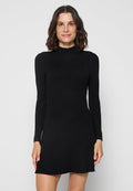 Schwarzes, geripptes Strickkleid mit langen Ärmeln und hohem Kragen. Der Stoff ist texturiert, und das figurbetonte Design läuft etwas an der Taille zusammen.