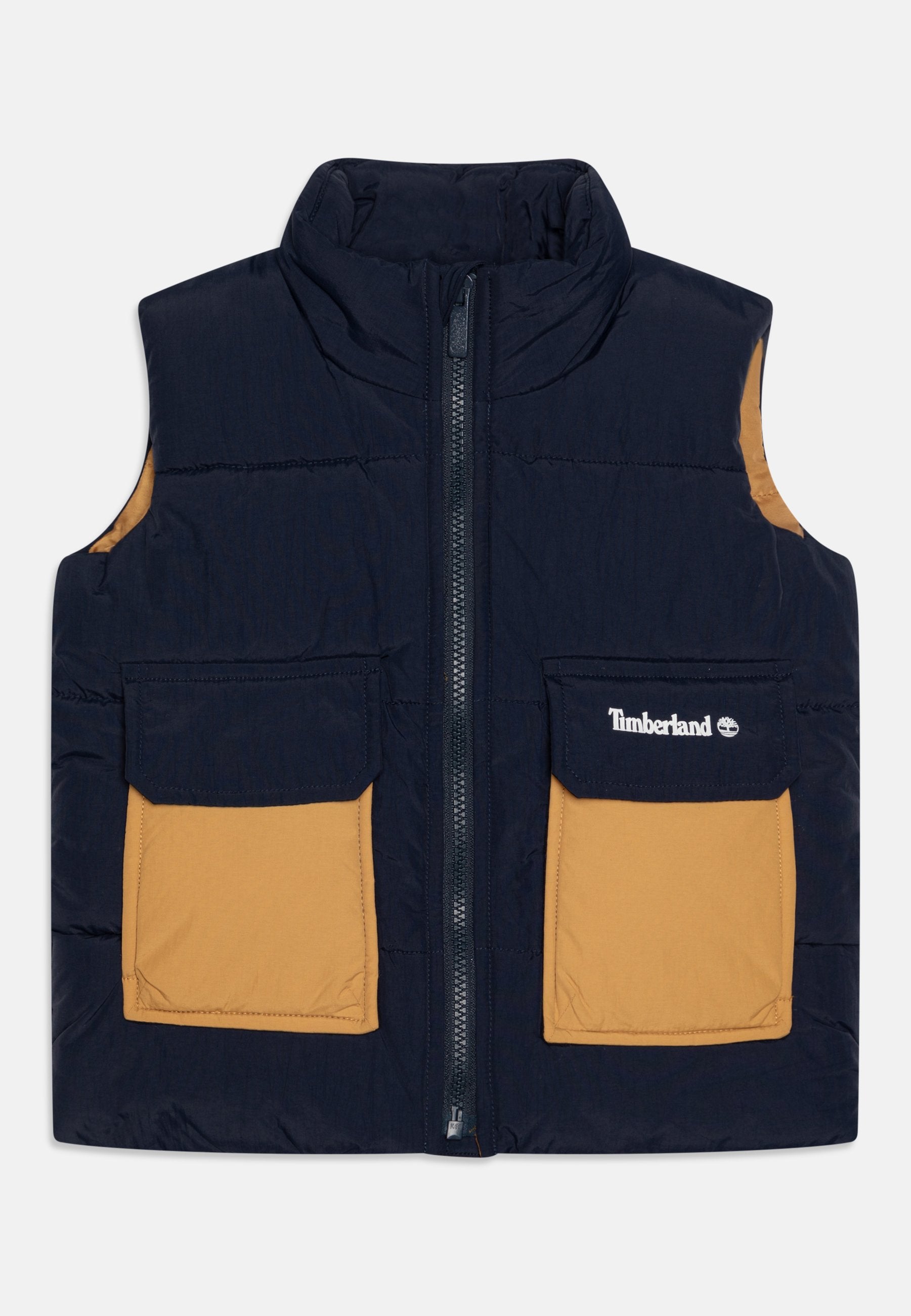 Marineblauer Steppweste mit hohem Kragen, zwei hellbraunen Taschen, Frontreißverschluss und Timberland-Logo auf der linken Tasche. Glatte Textur, isoliertes Design.