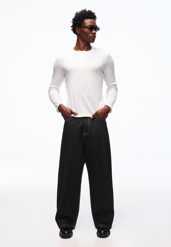 Bershka EMBROIDERED BARREL-LEG - Baggy Jeans - black