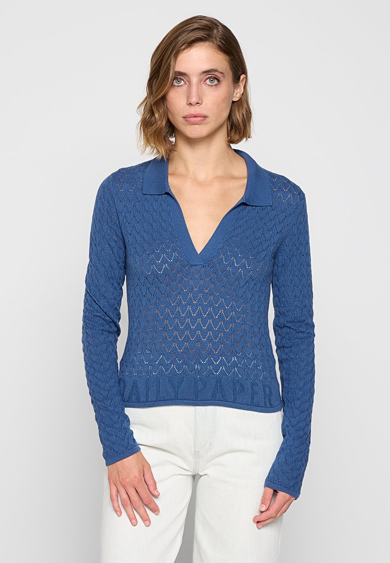 Blauer Strickpullover mit V-Ausschnitt und Kragen, ausgestattet mit einem strukturierten Zickzackmuster. Lange Ärmel und gerippter Saumabschluss.