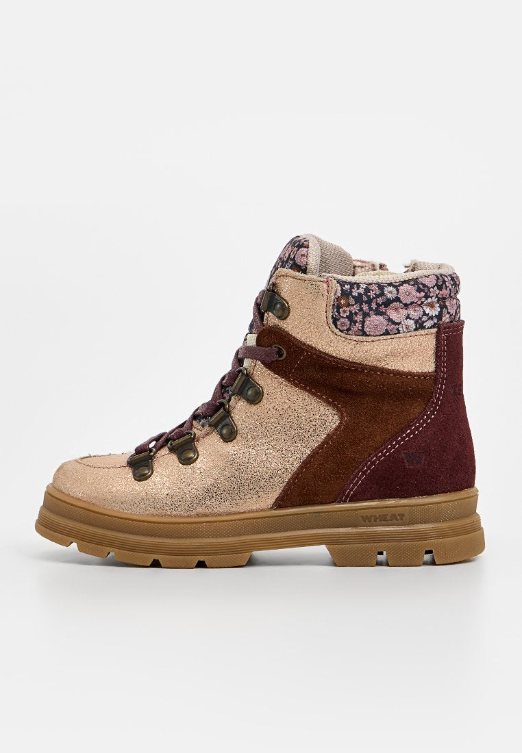 Braune und goldene Wanderschuhe mit einer strukturierten oberen Schicht, Wildlederakzenten, einem floralen Textilkragen und Metallösen. Gummisohle für besseren Halt.