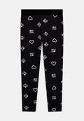 Schwarze Leggings mit einem wiederholten weißen Muster aus dem Wort "HUG" und Herzformen. Glatte Textur und elastischer Bund.