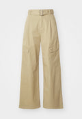 Beige Cargo-Hose mit weitem Bein, aus leichtem Stoff. Mit einem Bund mit Gürtel, zwei Seitentaschen und ausgeprägten vorderen Falten.