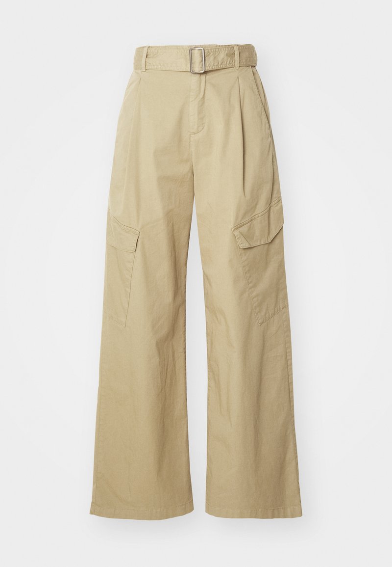 Beige Cargo-Hose mit weitem Bein, aus leichtem Stoff. Mit einem Bund mit Gürtel, zwei Seitentaschen und ausgeprägten vorderen Falten.