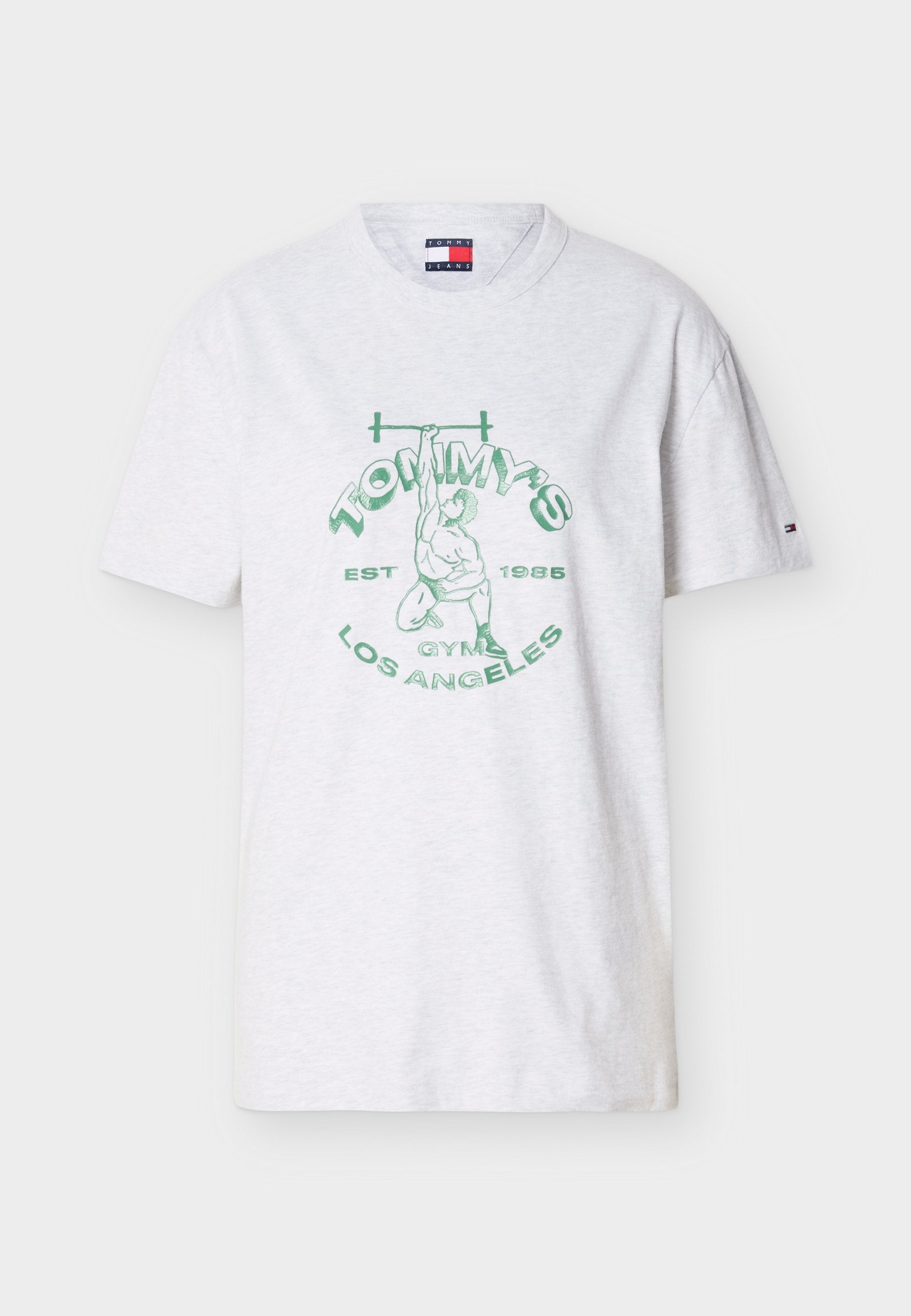 Weißes T-Shirt mit kurzen Ärmeln und grünem Motiv eines Gewichthebers, der eine Hantel hält, mit dem Text "Tommy's Gym Los Angeles Est 1985" auf der Vorderseite.
