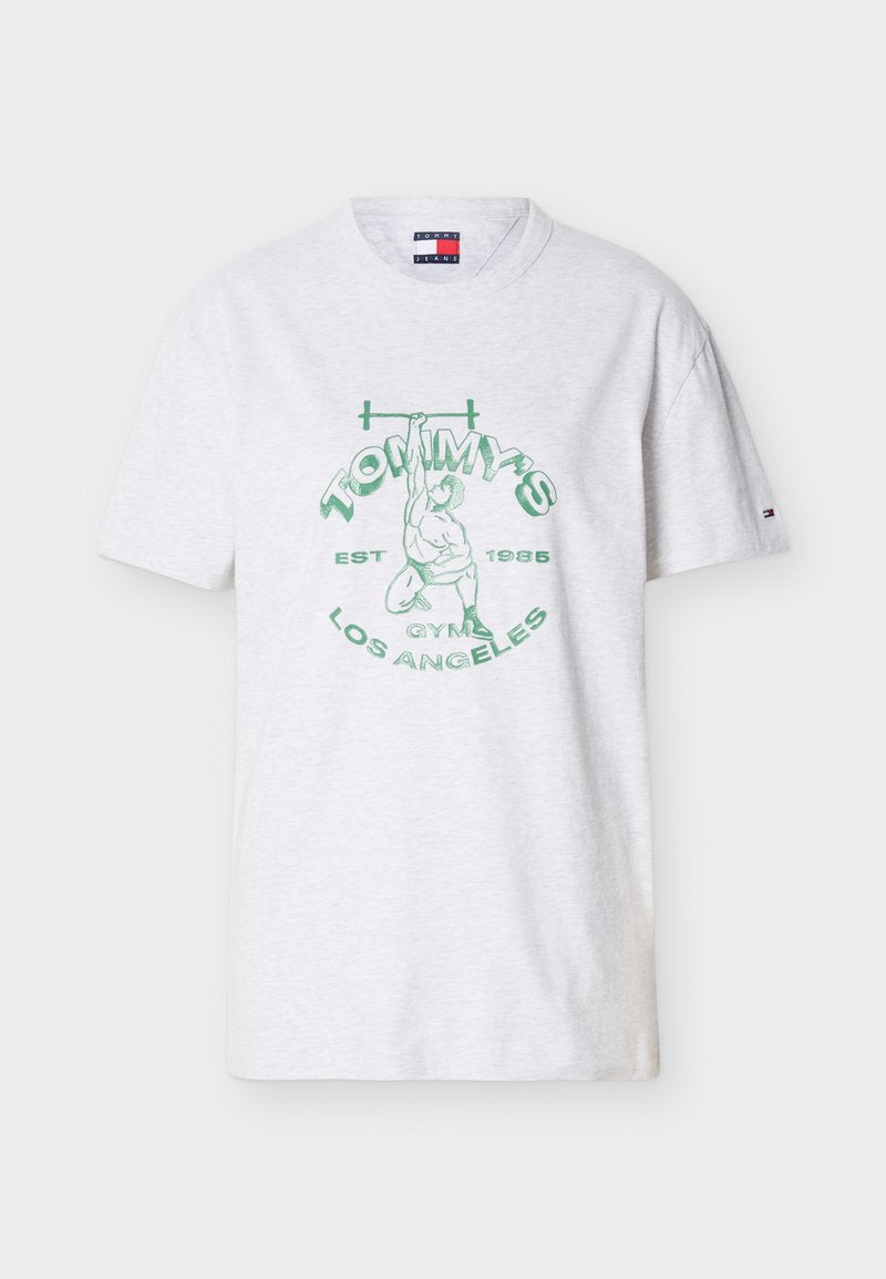 Weißes T-Shirt mit kurzen Ärmeln und grünem Motiv eines Gewichthebers, der eine Hantel hält, mit dem Text "Tommy's Gym Los Angeles Est 1985" auf der Vorderseite.