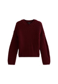 Burgunderfarbener Strickpullover mit strukturiertem Muster, Rundhalsausschnitt und langen Ärmeln. Die kurze Länge und die gerippten Bündchen runden das Design ab.