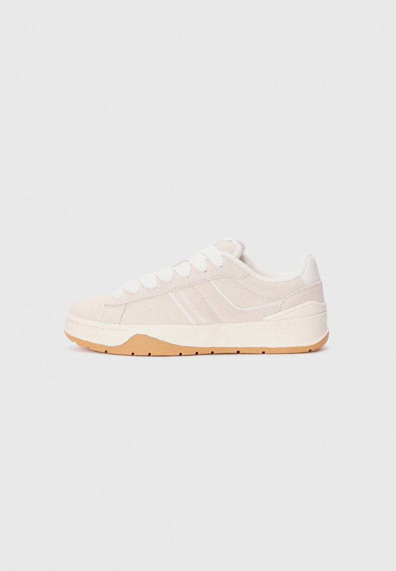 Weiße Wildleder- und Leder-Sneaker mit einer Gummigummi-Außensohle, runden Schnürsenkeln, seitlichem Branding und einem minimalistischen Design.