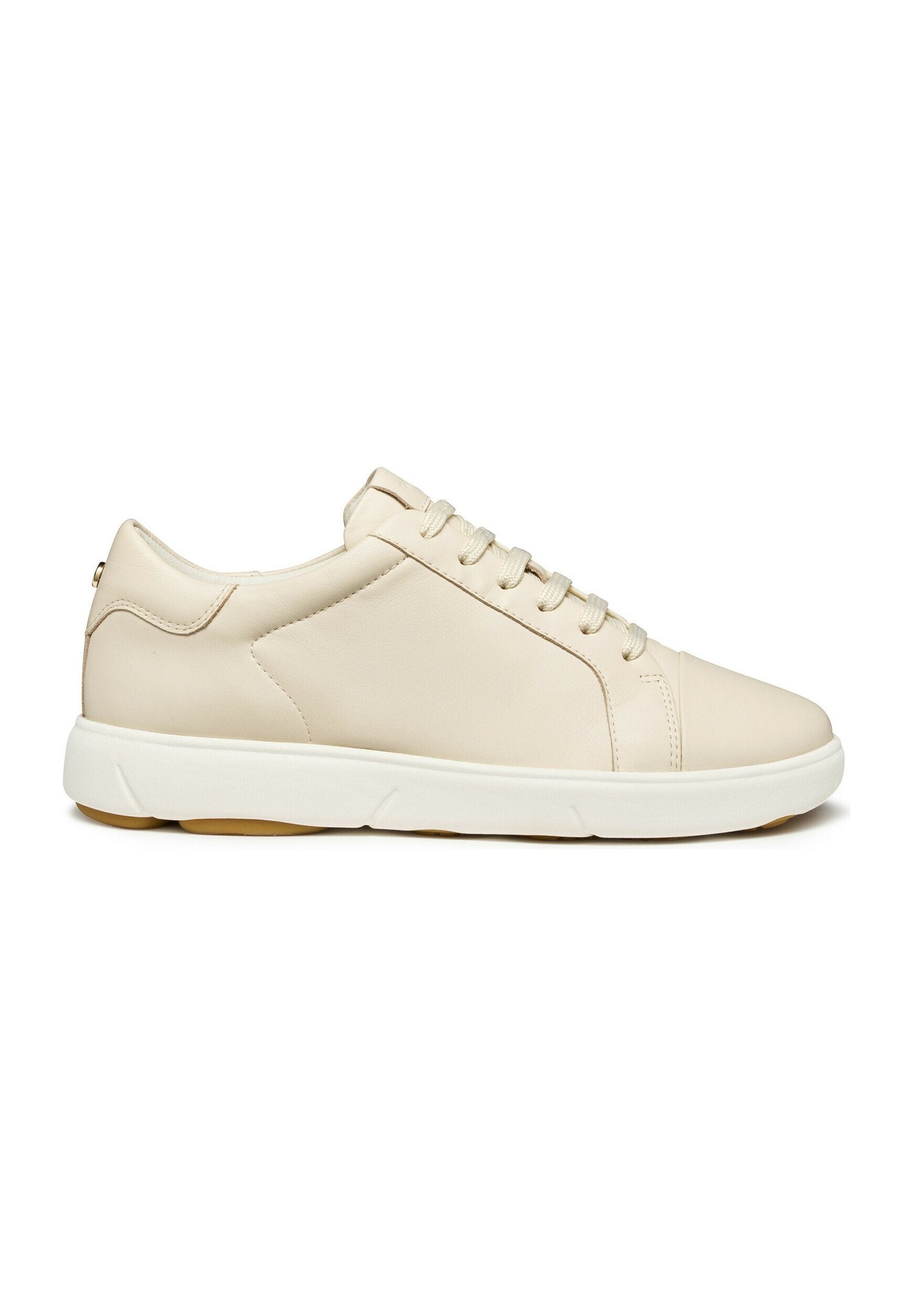 Beige Leder-Sneaker mit glatter Textur, Schnürdesign und einer weißen Gummisohle. Seitliches Detail zeigt ein dezent gesticktes Muster.