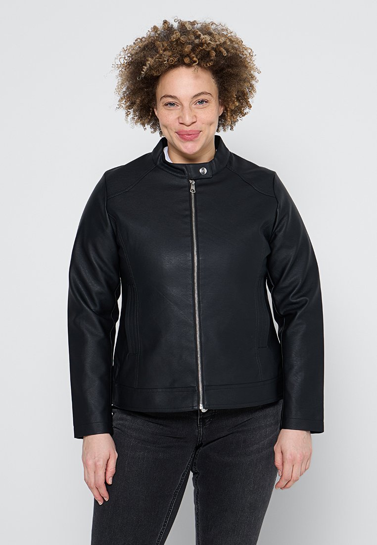 Schwarze Lederjacke mit Stehkragen, vollem Frontreißverschluss, Seitentaschen und taillierter Passform mit Nahtdetails.