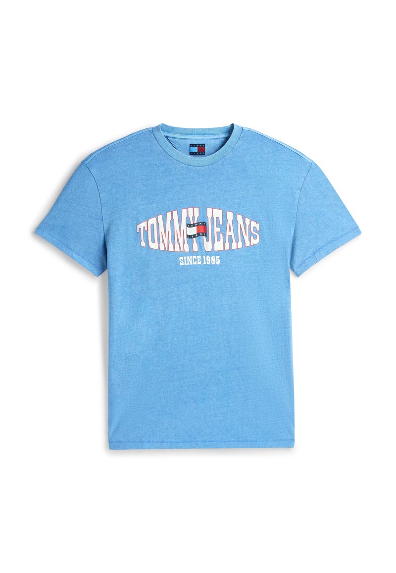 Hellblaues T-Shirt mit kurzen Ärmeln und Rundhalsausschnitt, mit dem Text "TOMMY JEANS SINCE 1985" und kleinem Tommy Jeans-Logo auf der Brust.