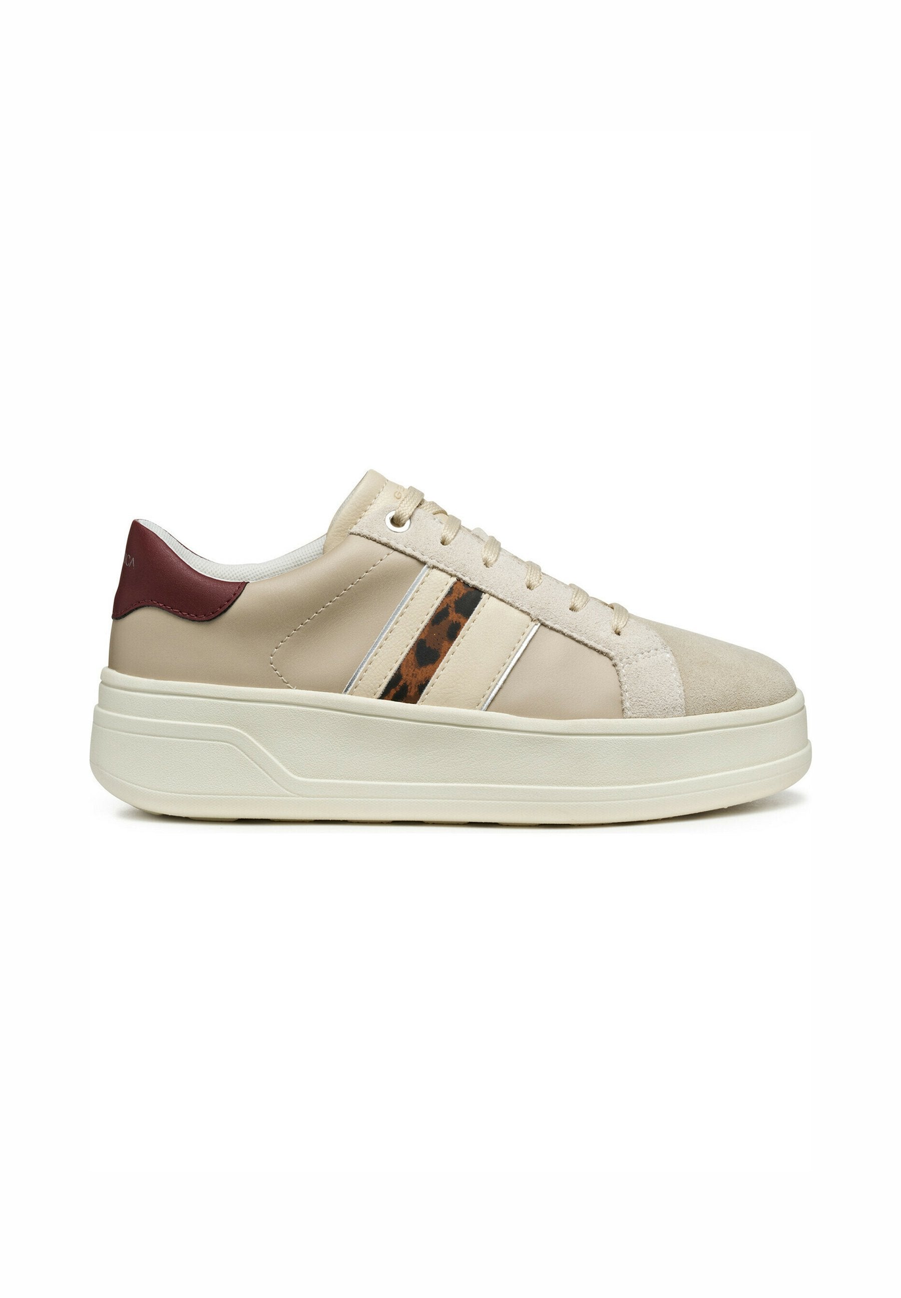 Beige Sneakers aus Wildleder und Leder, mit einem strukturierten Leopardenmuster-Streifen, einer cremefarbenen Sohle und burgunderfarbigen Akzenten an der Ferse.