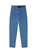 Blaue Jeans-Hose mit schmal zulaufendem Bein, elastischem Taillengummi, Seitentaschen und einem integrierten schwarzen Schnallen-Gürtel.